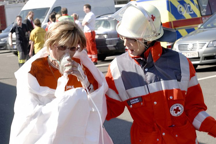 Helferübung: Bereitschaften - Sanitätsdienst; Journalistencamp Szenario „Brandanschlag auf ein Jugendheim“ Helferübung: Bereitschaften - Sanitätsdienst; Journalistencamp Szenario „Brandanschlag auf ein Jugendheim“